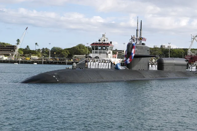 USS Los Angeles (SSN 688) maneuvering to its berth at Pearl Harbor